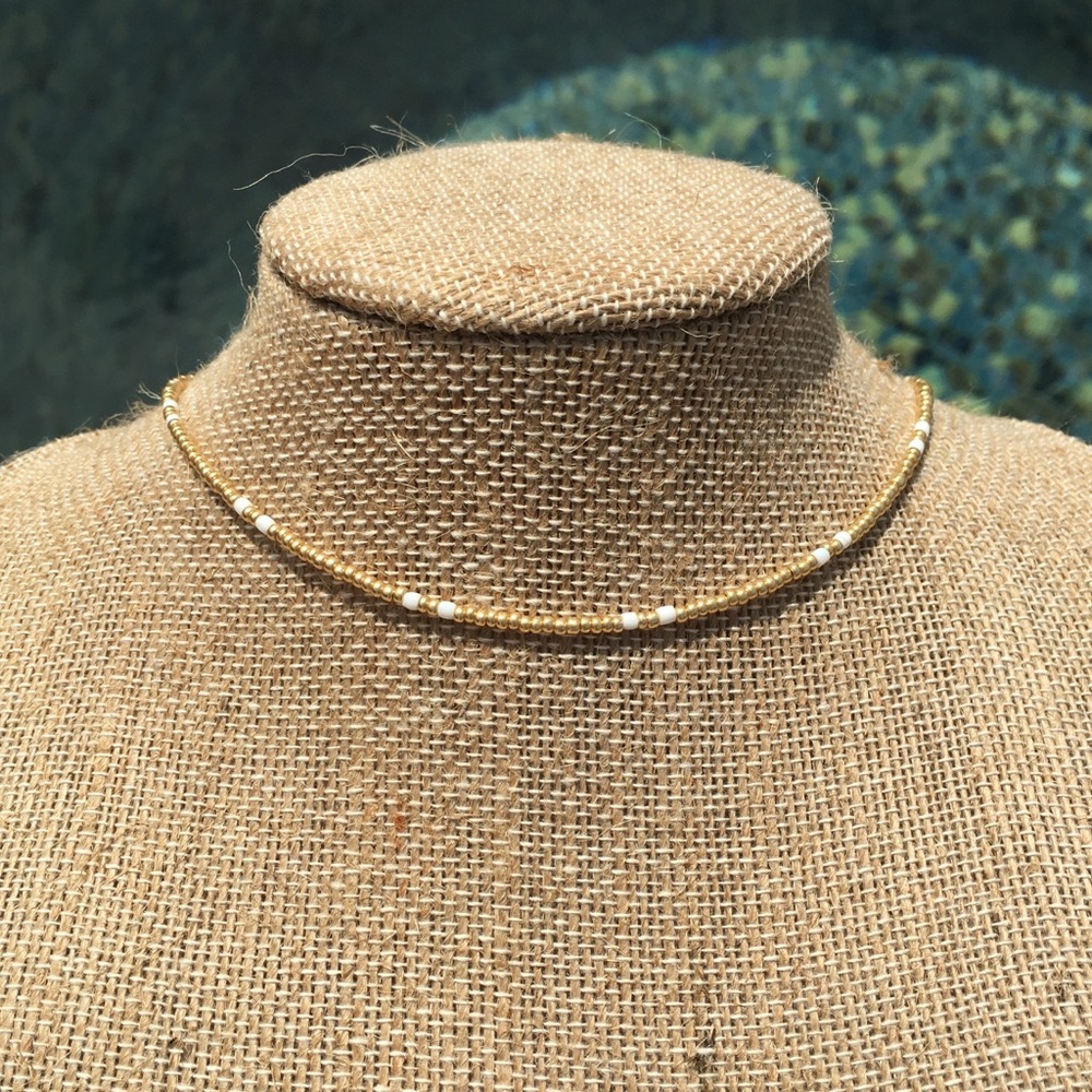 Gold and white patterned choker - Picture 1 of 2